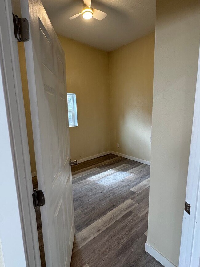 Building Photo - 902 S 29th Ave