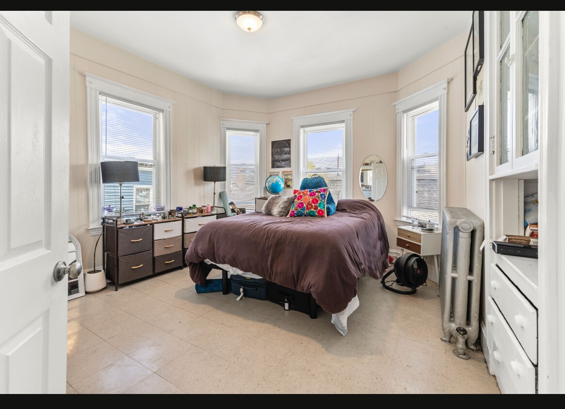 Primary Photo - Spacious Sunlit Cambridgeport 5 Bed/2Bath ...