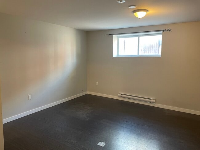 Building Photo - Studio Apartment for Rent in Oshawa