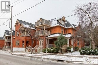 Building Photo - 450-450 MacLaren St