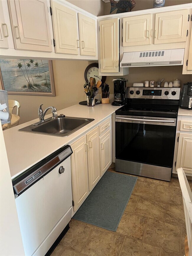 Foto del edificio - 4801 Martinique Pl