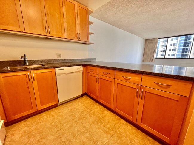 Building Photo - Kukui Plaza - Ewa Tower -1 bedroom, 1 bath...