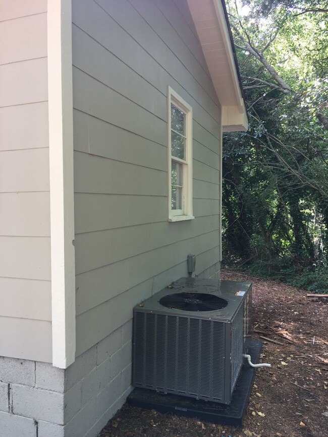 Building Photo - Large 2/1 Home, includes bonus room- Sherwood Forest- $995