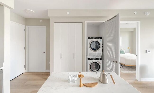 Building Photo - 1 bedroom in LONG ISLAND CITY NY 11109