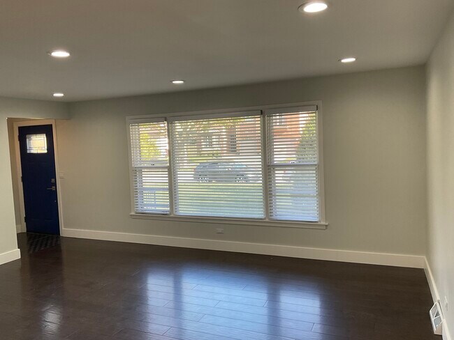 Building Photo - 566 N Howard Ave