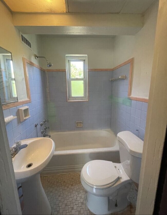 Building Photo - 735 Elberon