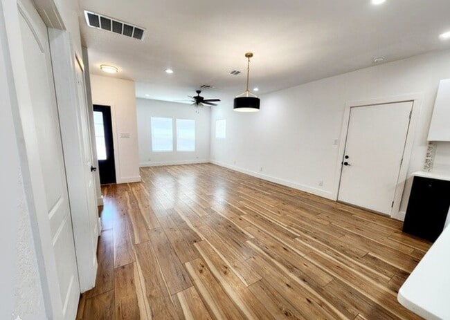 Foto del edificio - DOWNTOWN NEW BUILD RETREAT