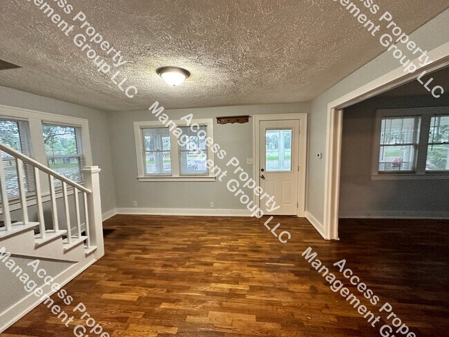 Building Photo - NE Side Huge 4 Bedroom Home