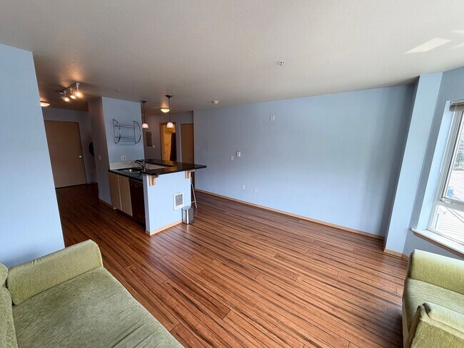 Building Photo - Bright Studio in Queen Anne!