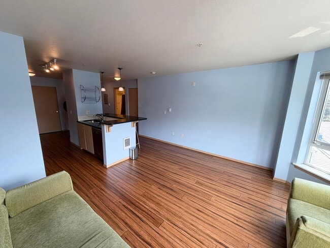 Building Photo - Light & Bright Studio in Queen Anne!