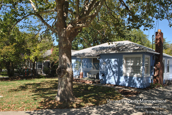 Building Photo - Spacious Roseville home is now Available!