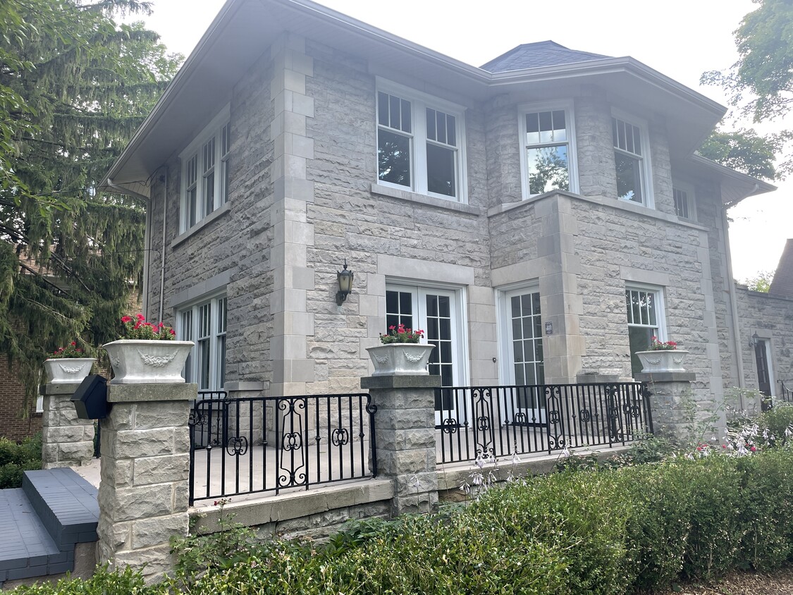 Primary Photo - 1662 Wealthy St SE