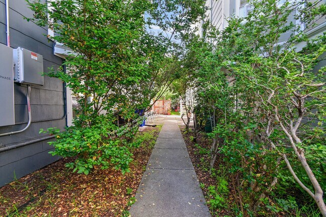 Foto del edificio - 3BD/1BA First-Floor Unit in West Oakland Duplex – All Utilities Included | $2,999/mo