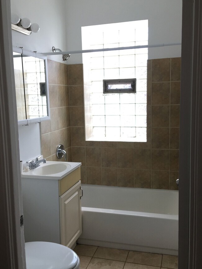 Foto del edificio - 3-Bed/1-Bath Condo Apartment  With Gorgeou...