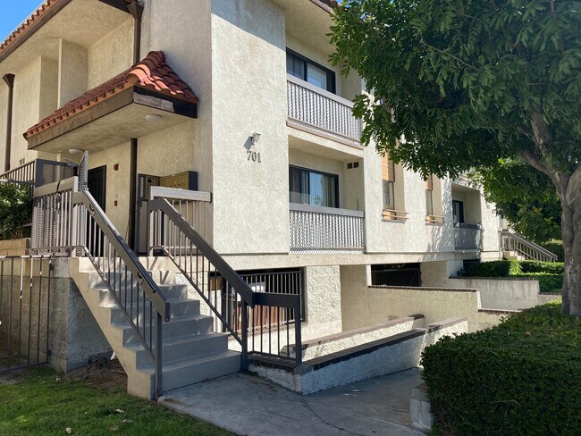 Building Photo - 703 Orange Grove Ave