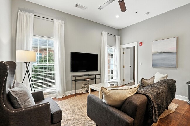 Building Photo - North Thomas 472-492