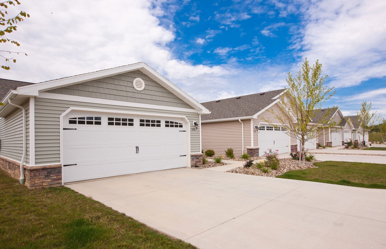 Redwood Valley City Apartments in Valley City, OH