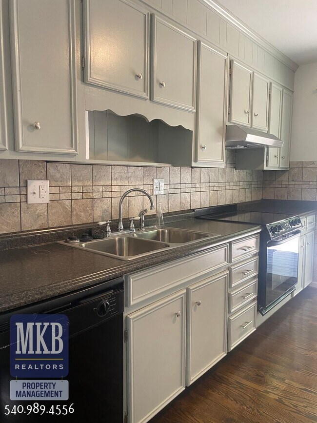 Foto del edificio - 4 Bedrooms, 2.5 Baths, Split Foyer, Locate...
