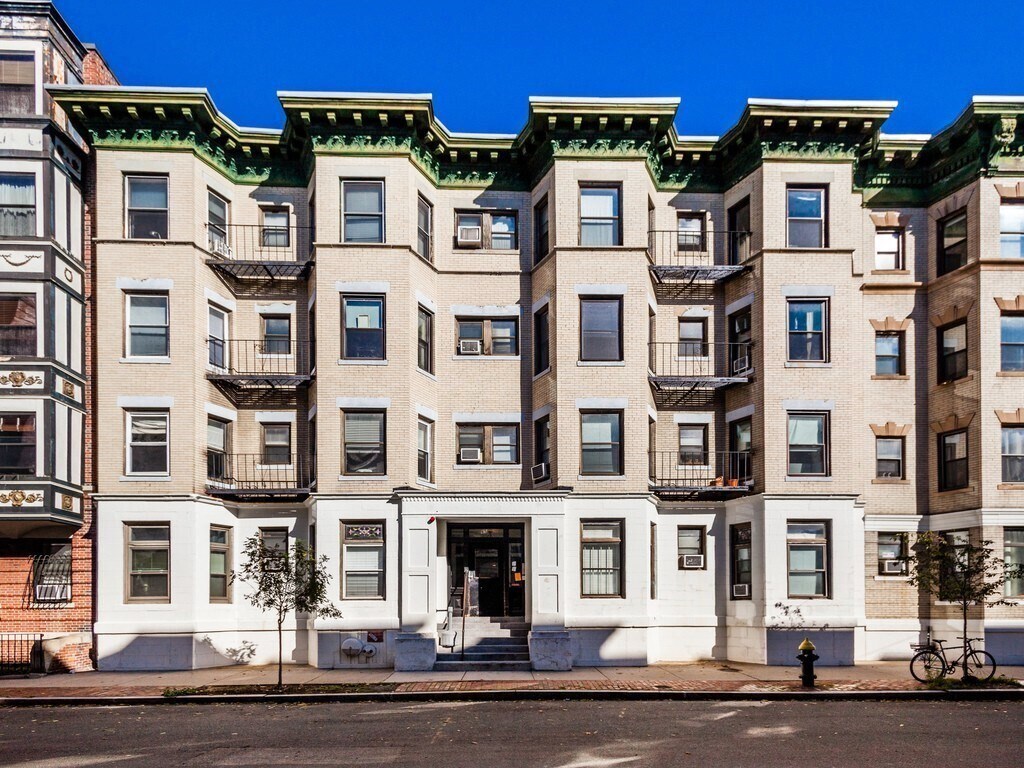 Foto principal - 65 Burbank St