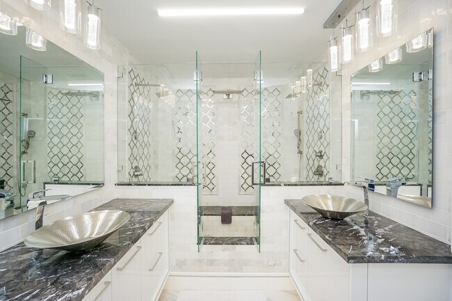 Foto del edificio - 5711 Sugar Hill Dr