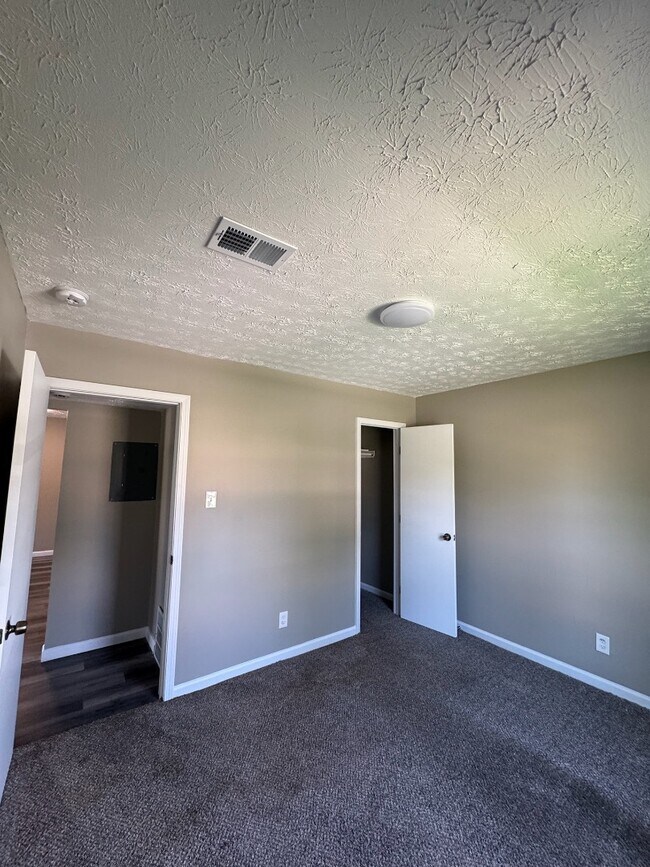 Foto del edificio - 733 Hill Rise Ct