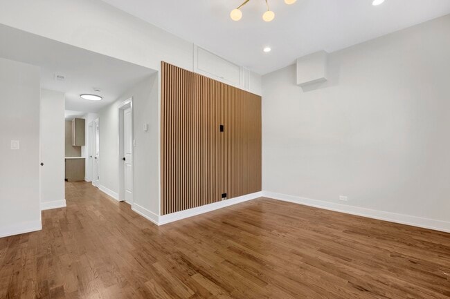 Building Photo - 2405 S Leavitt St