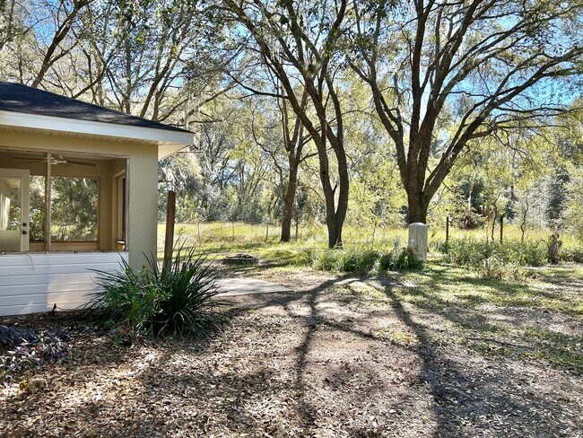 Building Photo - 3/2 Home In Silver Springs Shores