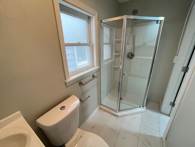 Building Photo - Beautiful East Rock Apt Near Modern Pizza!