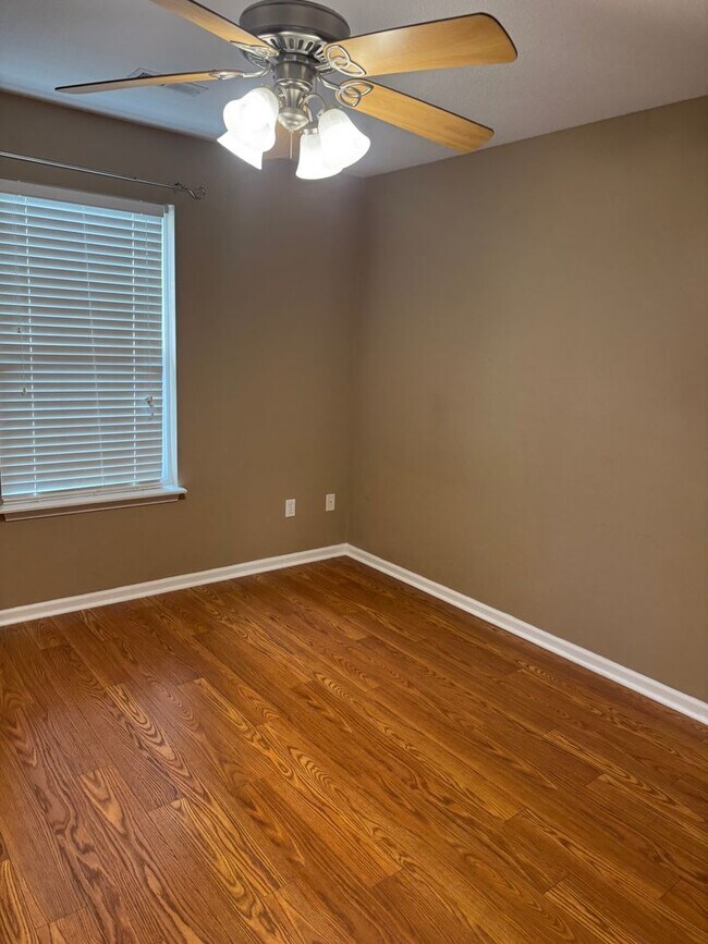 Building Photo - Single Family Home - Available For Rent!