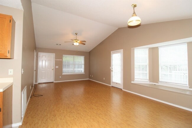 Building Photo - 3152 Parkway Dr