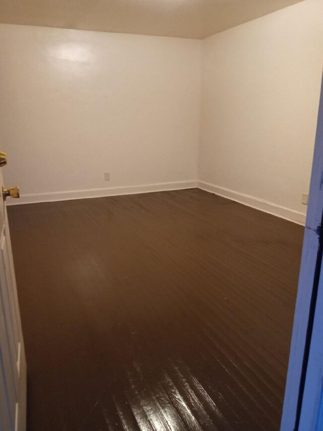 Building Photo - 2/1 within walking distance to downtown Sh...