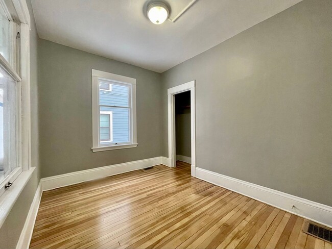 Building Photo - Charming 4 bedroom 1.5 Bathroom Home in South Minneapolis!