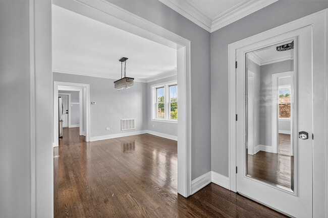 Building Photo - 1101 S Oak Park Ave