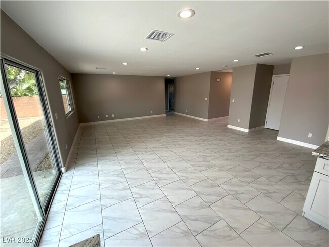 Foto del edificio - 4352 E Twain Ave