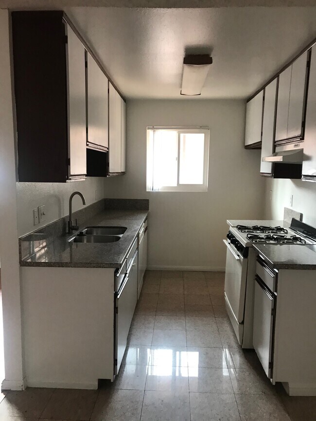 Kitchen - 221 W Elm Ave