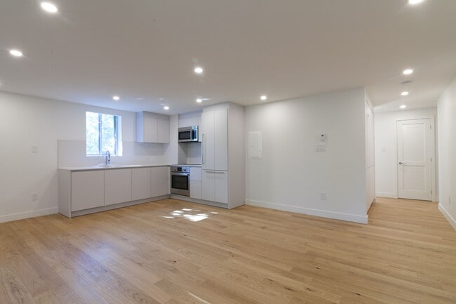 Building Photo - 4800 Maisonneuve Blvd W