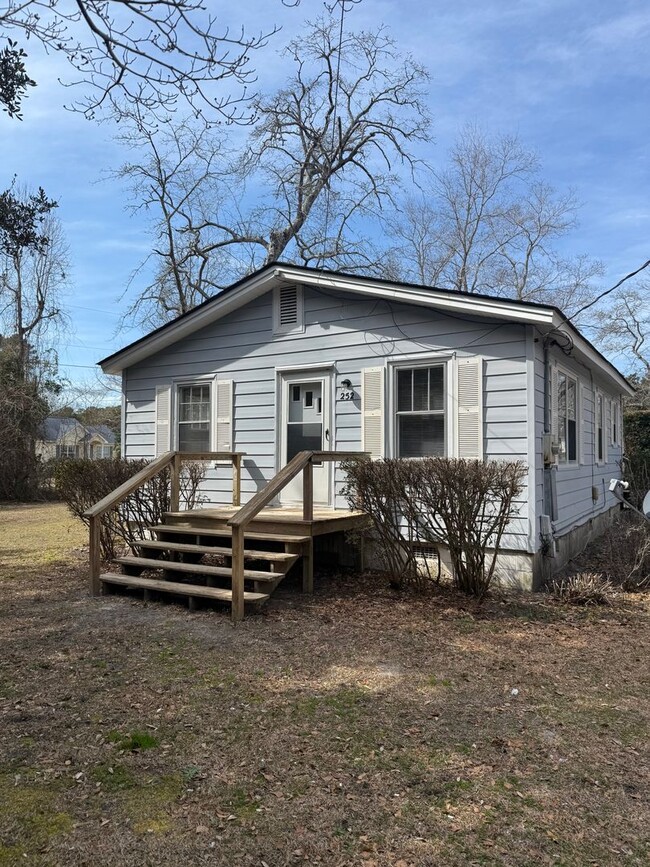 Foto del edificio - OLEANDER DRIVE - MINUTES TO WRIGHTSVILLE B...