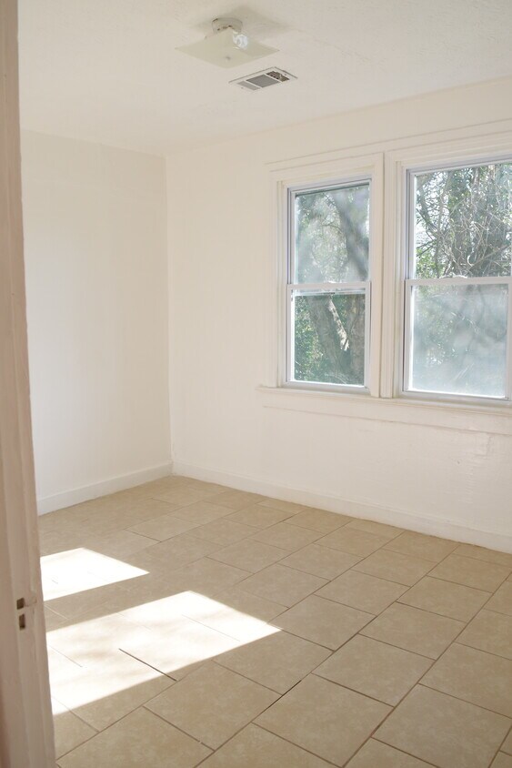 Living room - 1130 Curtis St
