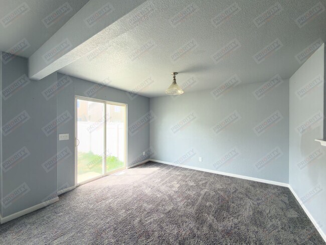 Foto del edificio - 3 bed, 2.5 bath townhouse with a 2 car garage
