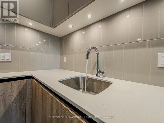 Photo du bâtiment - 8 Beverley Glen Blvd