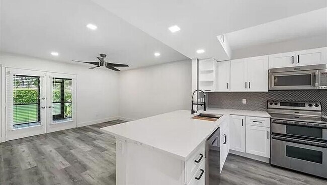 Foto del edificio - 10300 Hidden Springs Ct