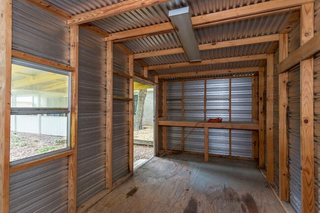 Building Photo - ** 4 bed 2 bath located in Dalraida close ...