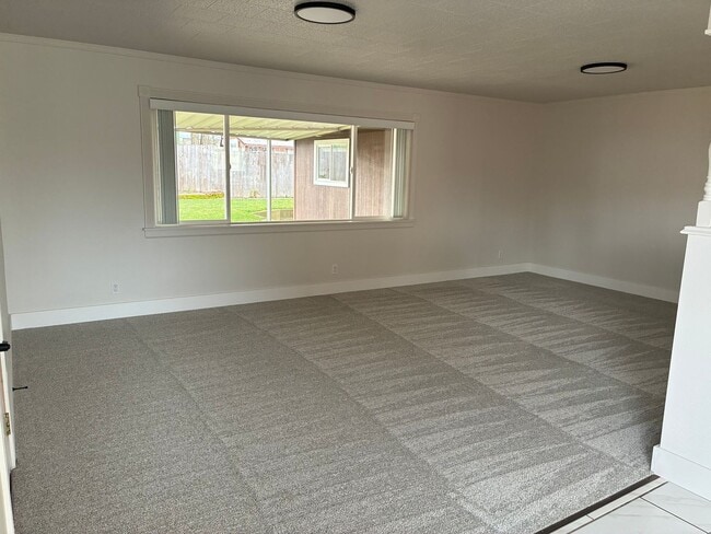 Foto del edificio - Quiet 3 Bedroom, 2 Bath with Large Backyard