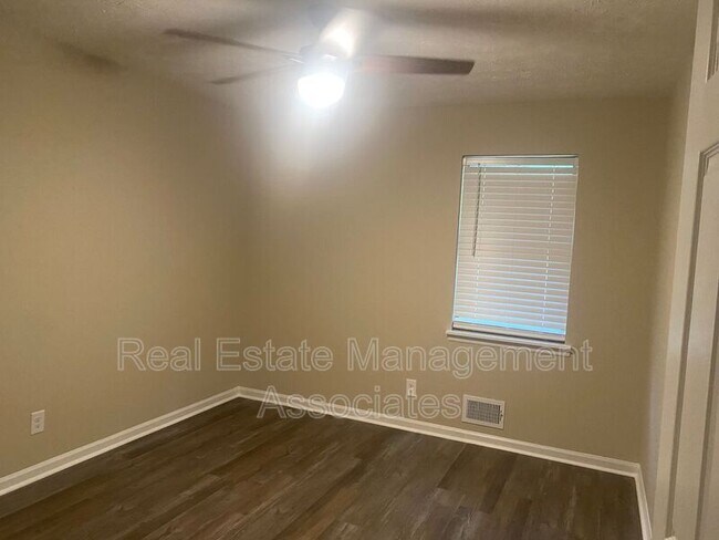 Foto del edificio - 102 Doves Ln