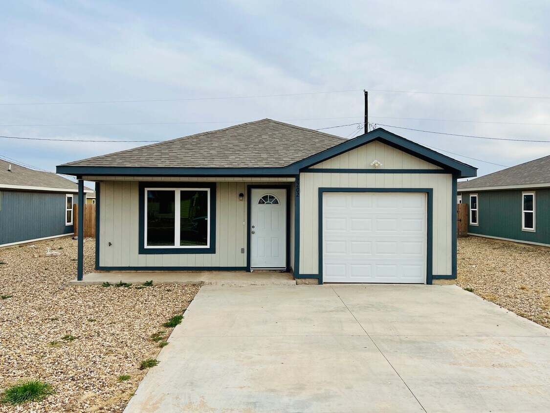 Primary Photo - Cozy 3 bedroom home with a fenced backyard