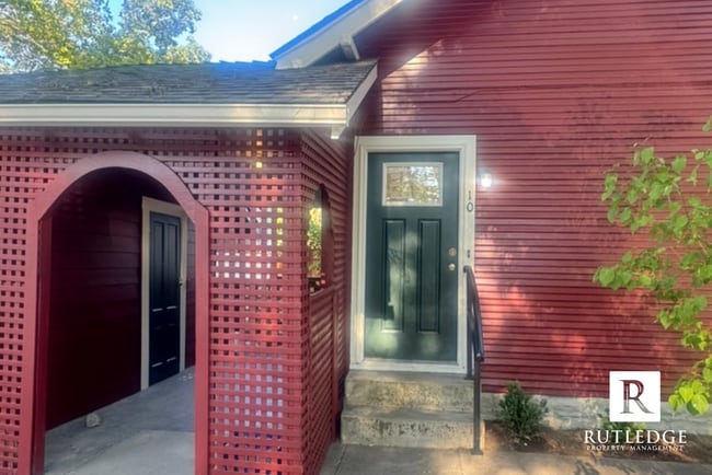 Building Photo - East Medford Victorian Upstairs Apartment