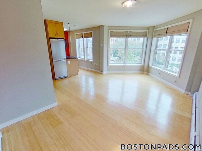 Building Photo - 461 Park Dr