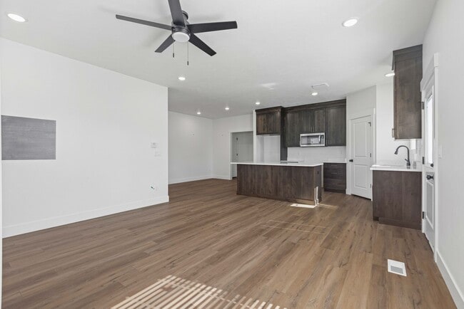 Building Photo - B524AG