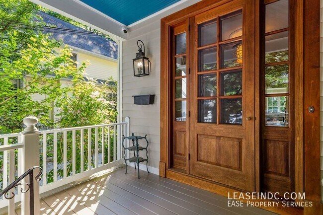 Foto del edificio - 4927 Eskridge Terrace NW