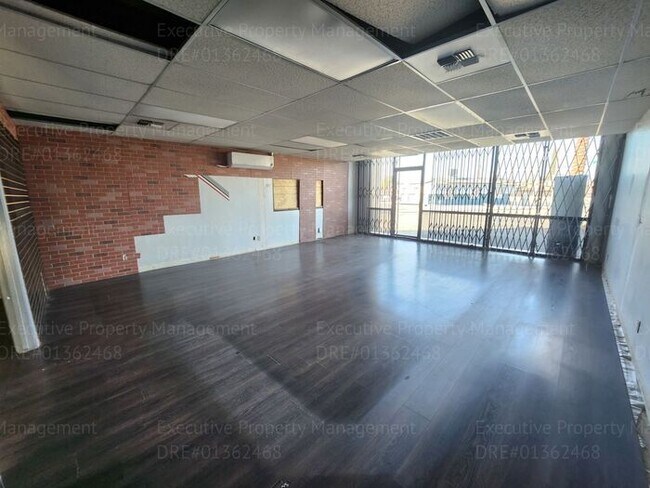 Building Photo - 1 room/ 1 bathroom commercial space for rent.